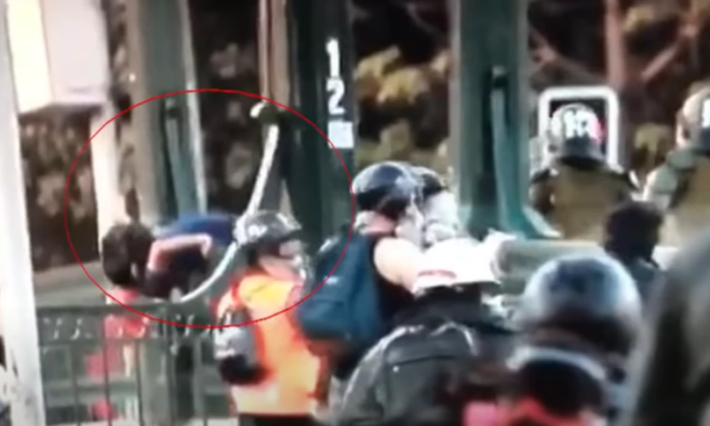 Σοκαριστικό βίντεο: Αστυνομικός ρίχνει από γέφυρα 16χρονο διαδηλωτή στη Χιλή